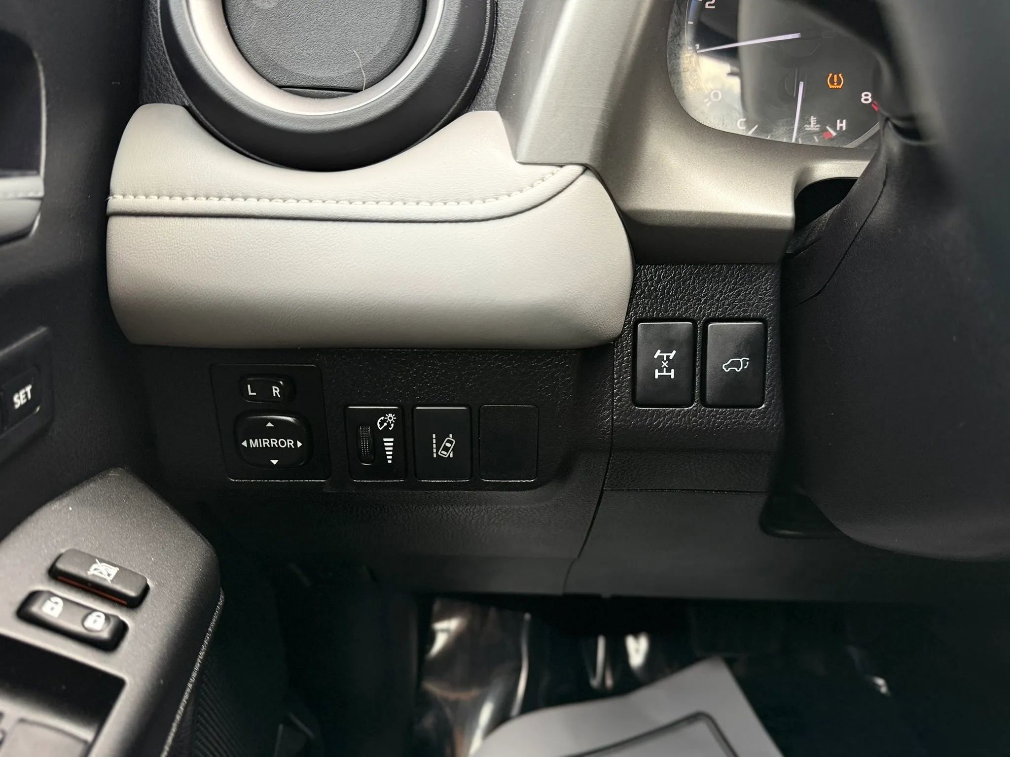 Used 2017 Toyota RAV4 XLE AWD/4WD image 32