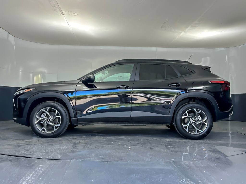 Used 2025 Chevrolet Trax LT FWD image 6