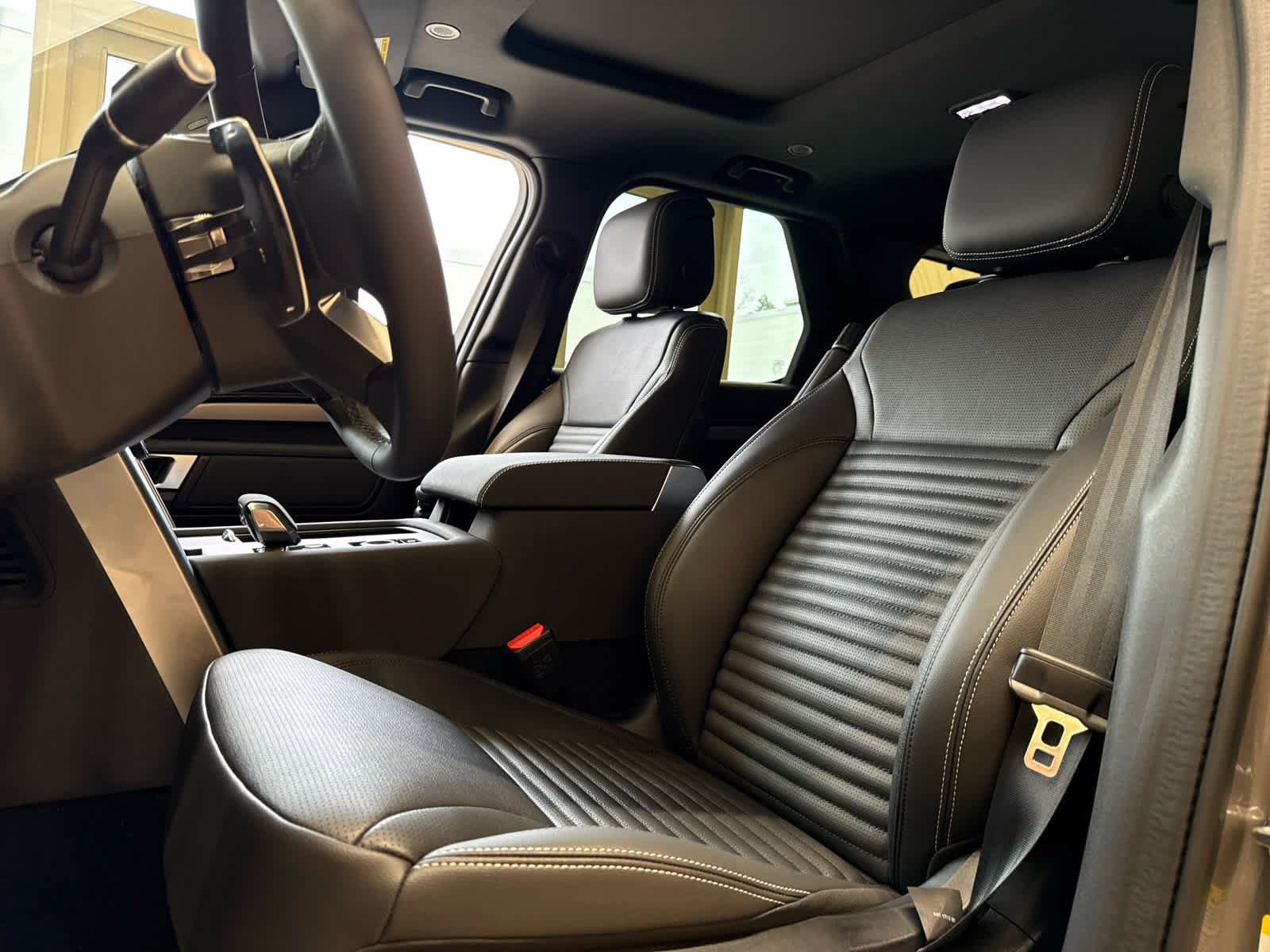 Used 2025 Land Rover Discovery Dynamic SE image 12