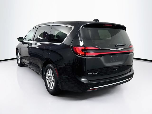 Used 2023 Chrysler Pacifica Touring-L FWD image 6