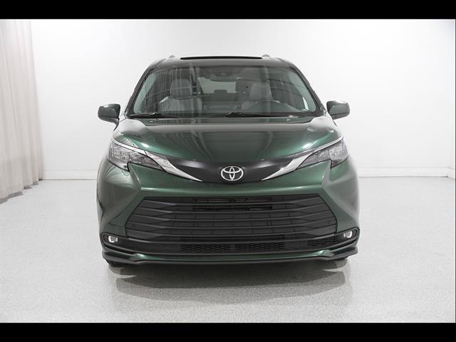 Used 2026 Toyota Sienna XLE FWD image 2