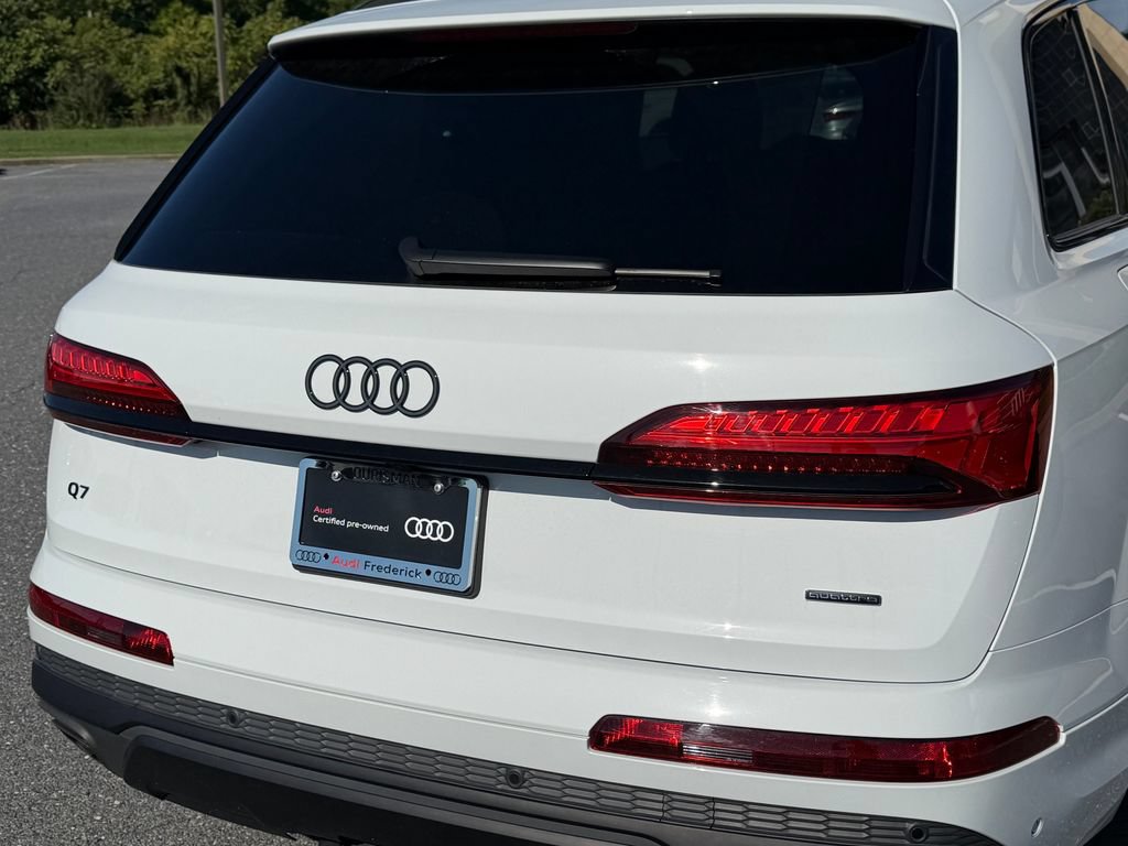 Certified 2025 Audi Q7 3.0T Prestige AWD/4WD image 12