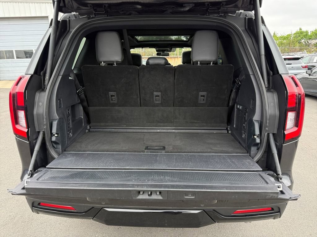 Used 2025 Ford Expedition Platinum w/ Stealth Appearance Package AWD/4WD image 28