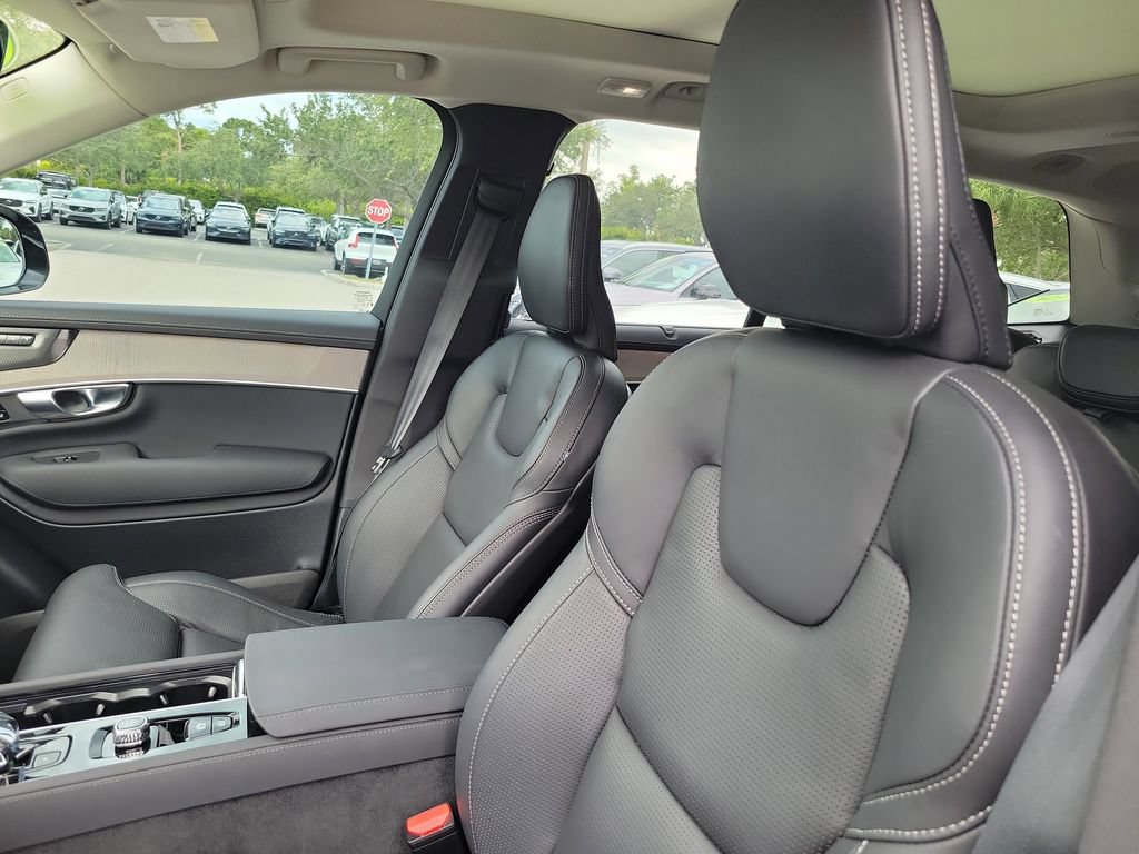 Used 2025 Volvo XC90 T8 Ultra w/ Protection Package Premier AWD/4WD image 18