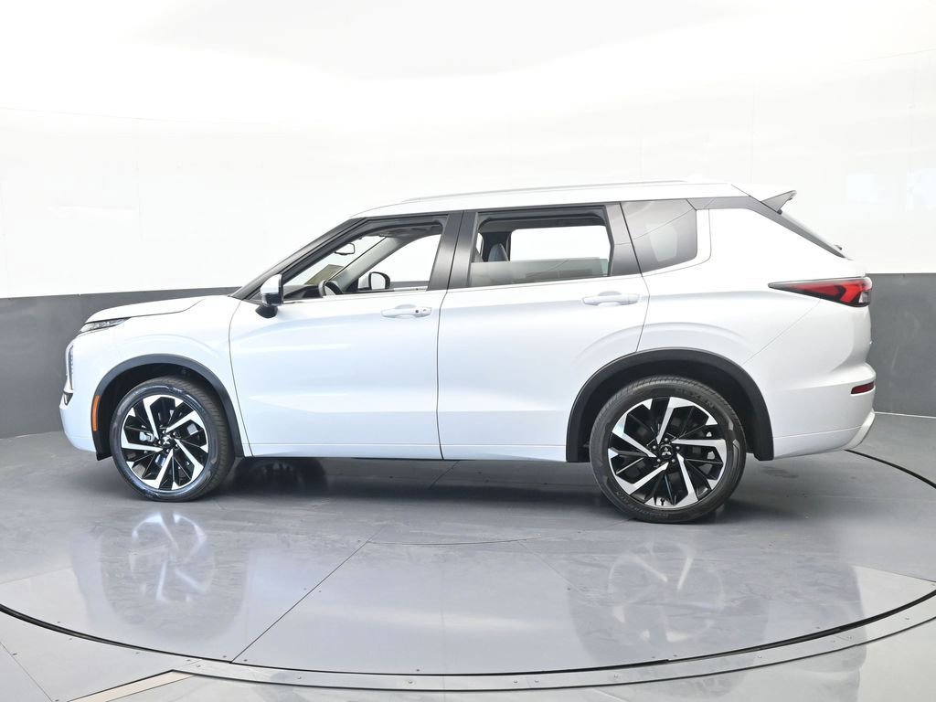 Used 2022 Mitsubishi Outlander SEL image 3