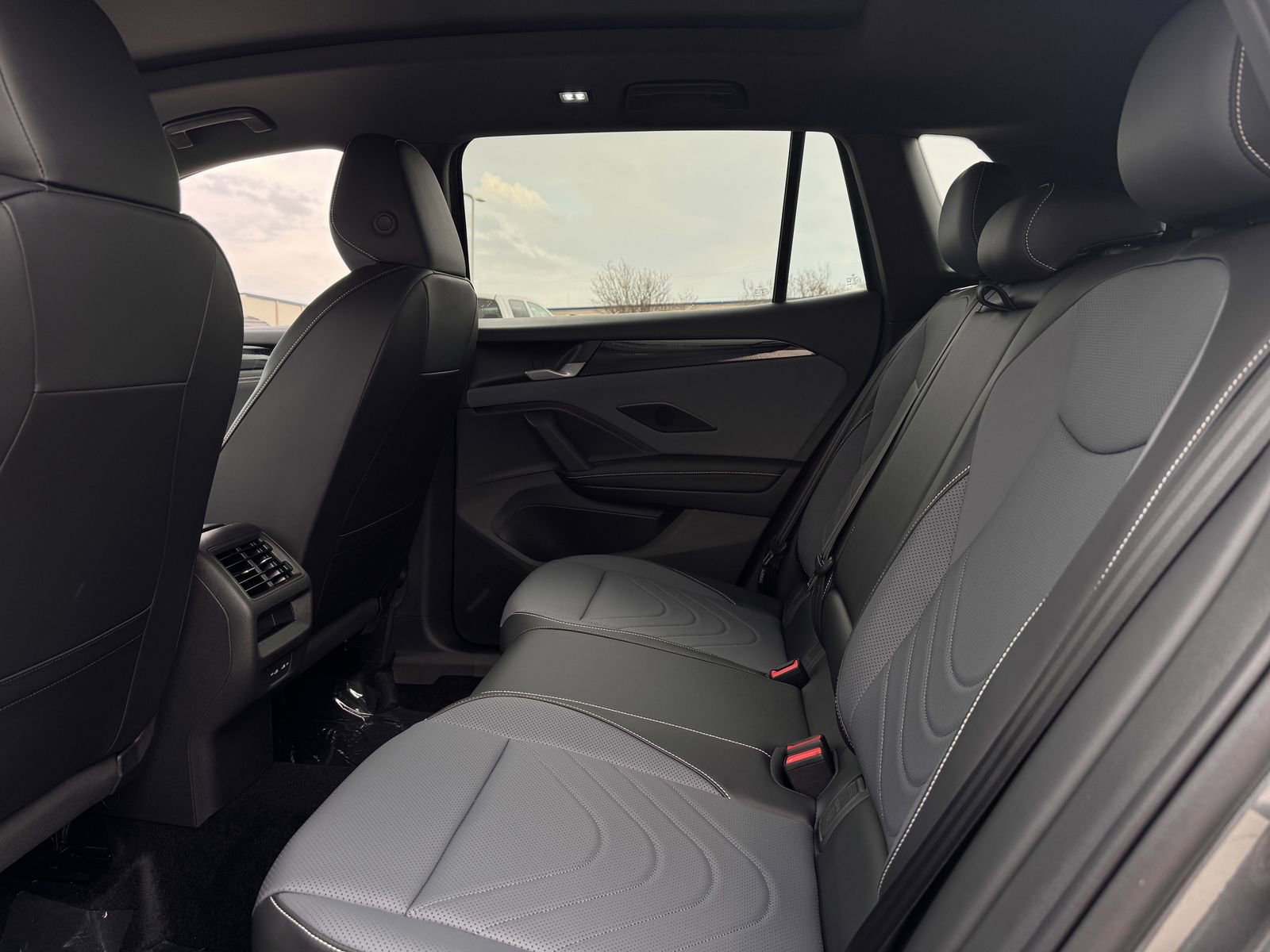 New 2026 Volkswagen Tiguan SE R-Line image 27