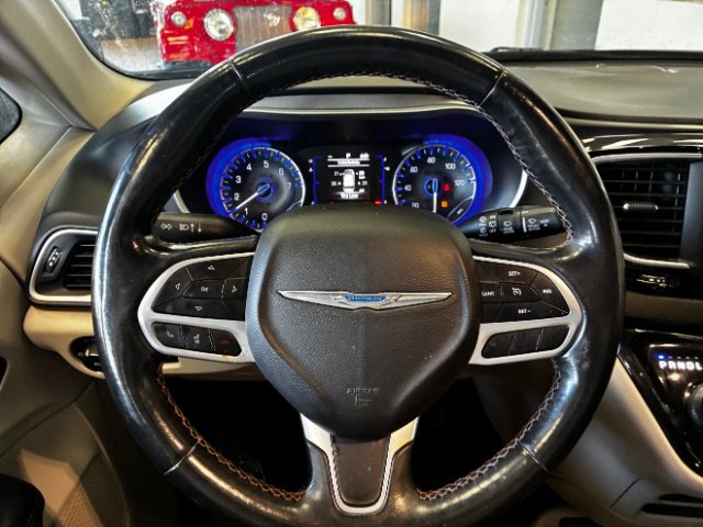 Used 2020 Chrysler Pacifica Touring-L FWD image 21