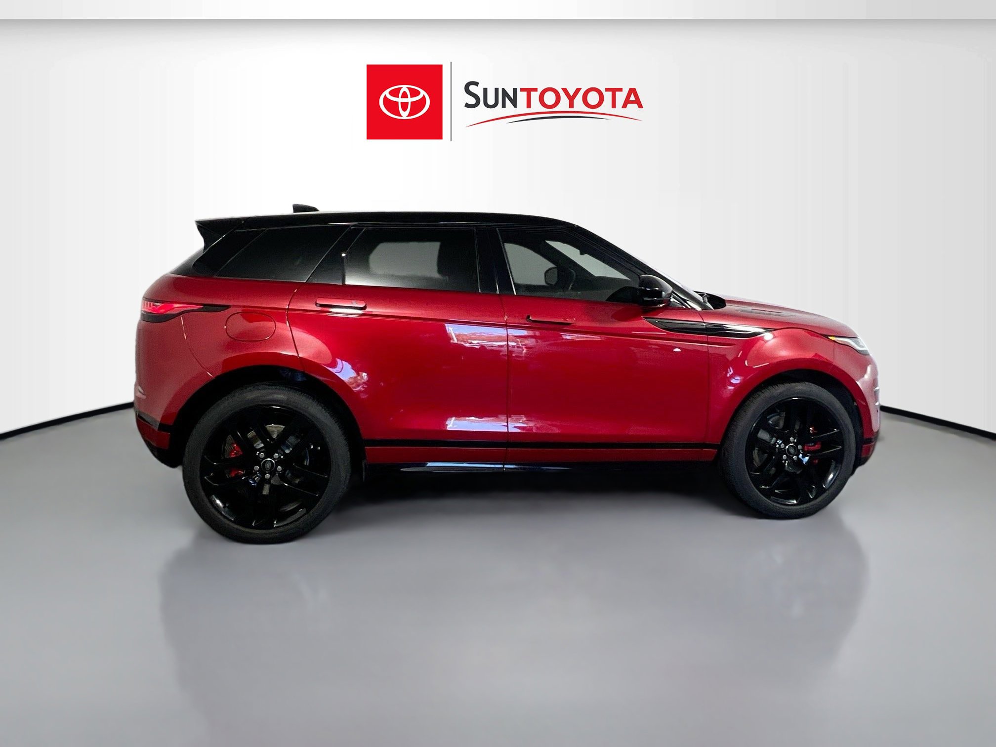 Used 2023 Land Rover Range Rover Evoque R-Dynamic SE image 2