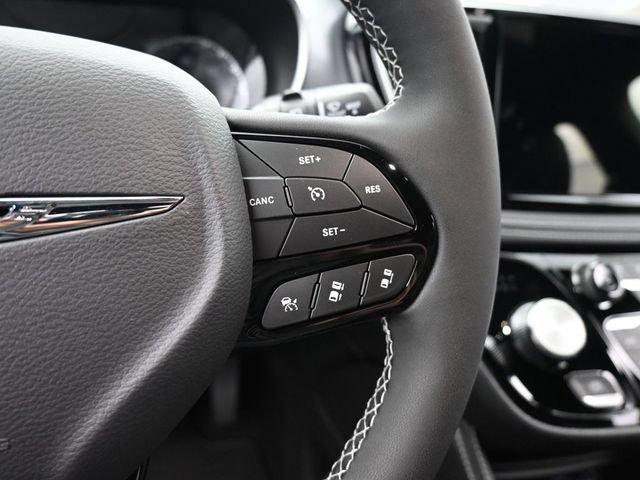 New 2025 Chrysler Pacifica Limited FWD image 32