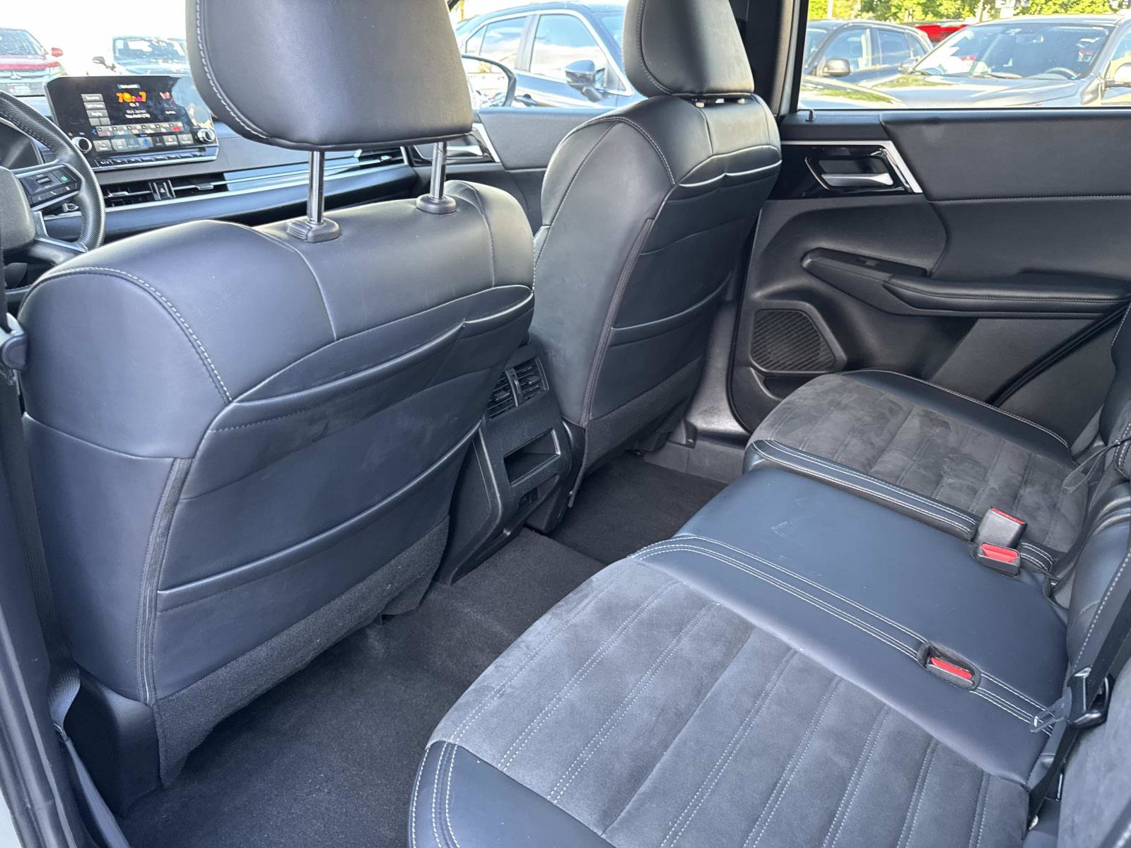 Used 2024 Mitsubishi Outlander AWD image 12