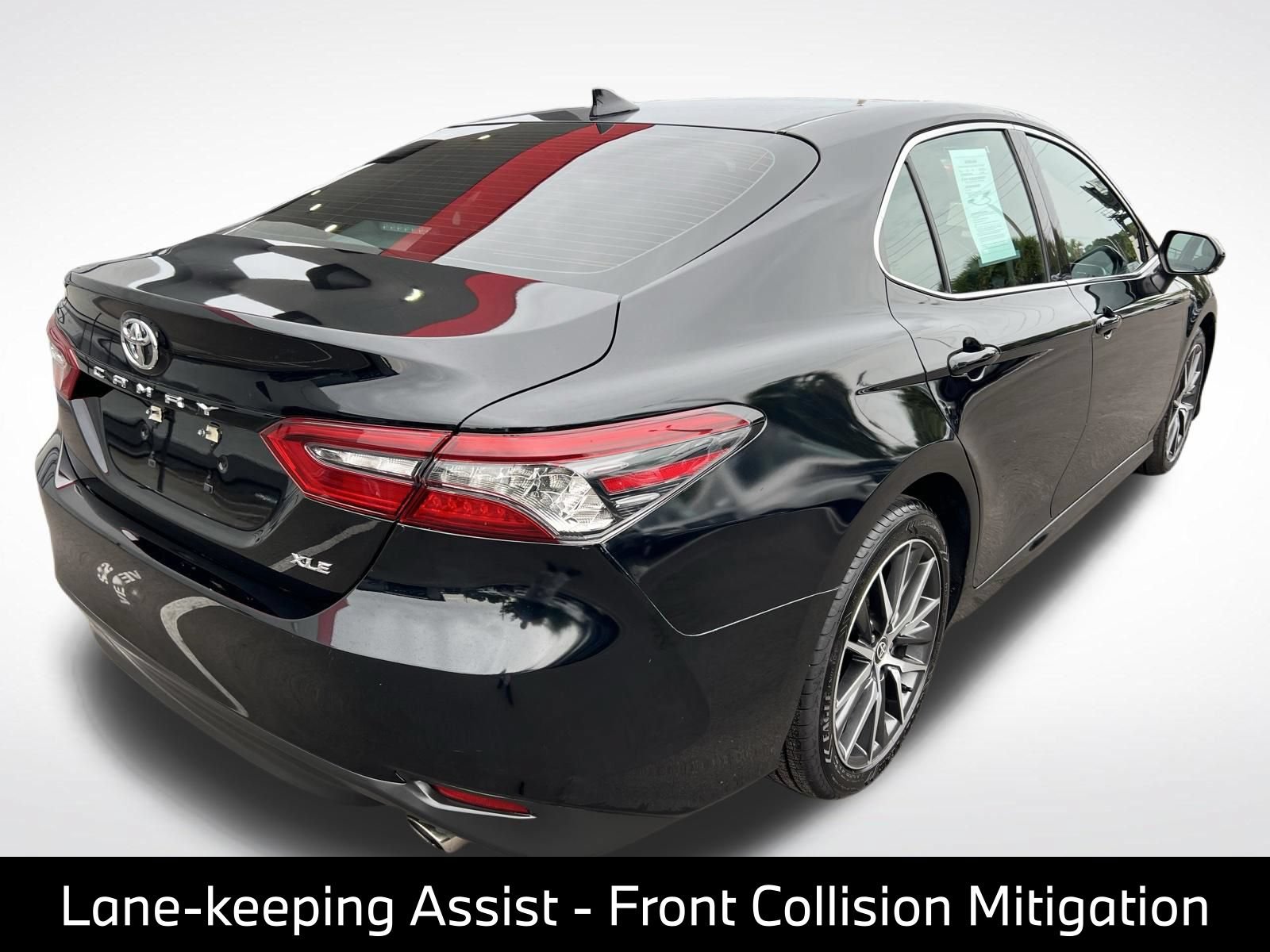 Used 2021 Toyota Camry XLE FWD image 7