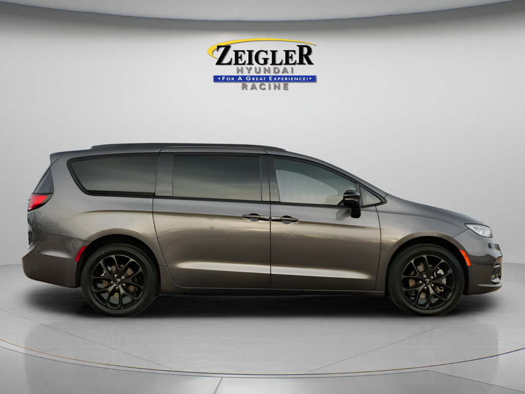 Used 2023 Chrysler Pacifica Limited w/ S Appearance Package AWD/4WD image 9