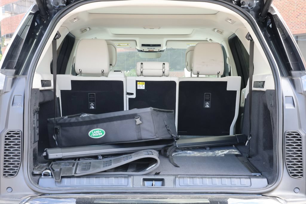 Certified 2025 Land Rover Discovery Dynamic SE AWD/4WD image 4