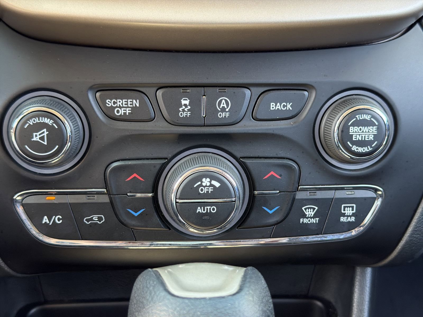 Used 2015 Jeep Cherokee Latitude w/ Comfort/Convenience Group AWD/4WD image 32