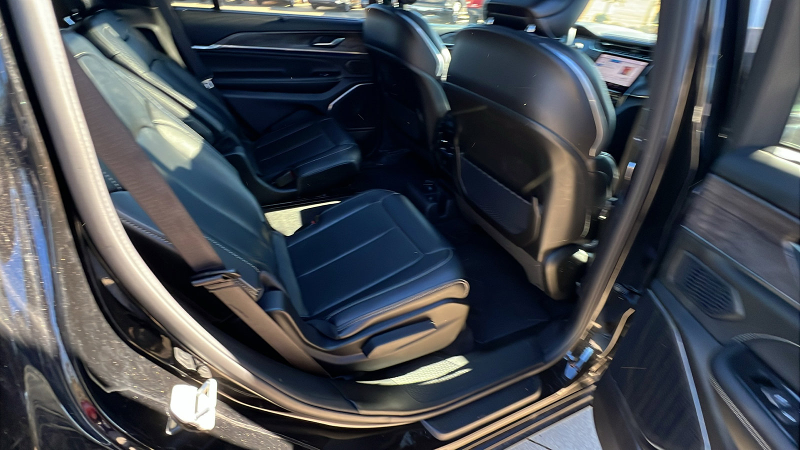 Used 2024 Jeep Grand Cherokee L Overland w/ Advanced Protech Group III image 23