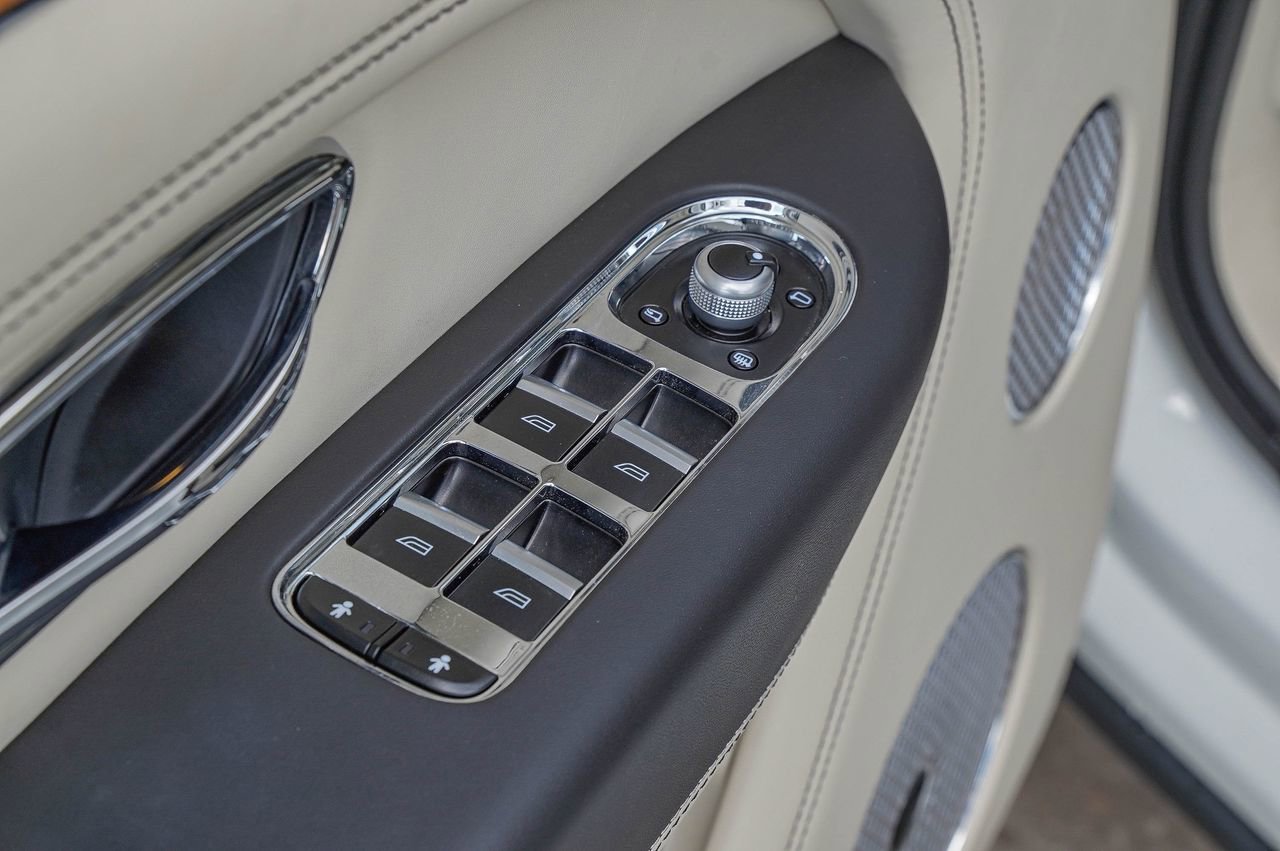 Used 2023 Bentley Bentayga image 35