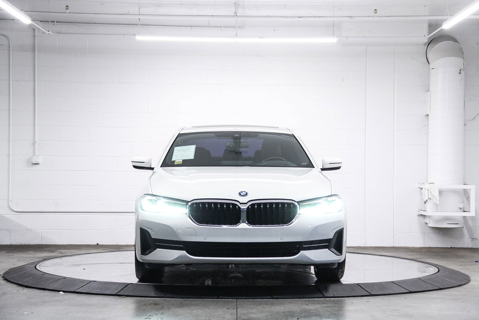 Certified 2023 BMW 530e 530e w/ Premium Package image 2