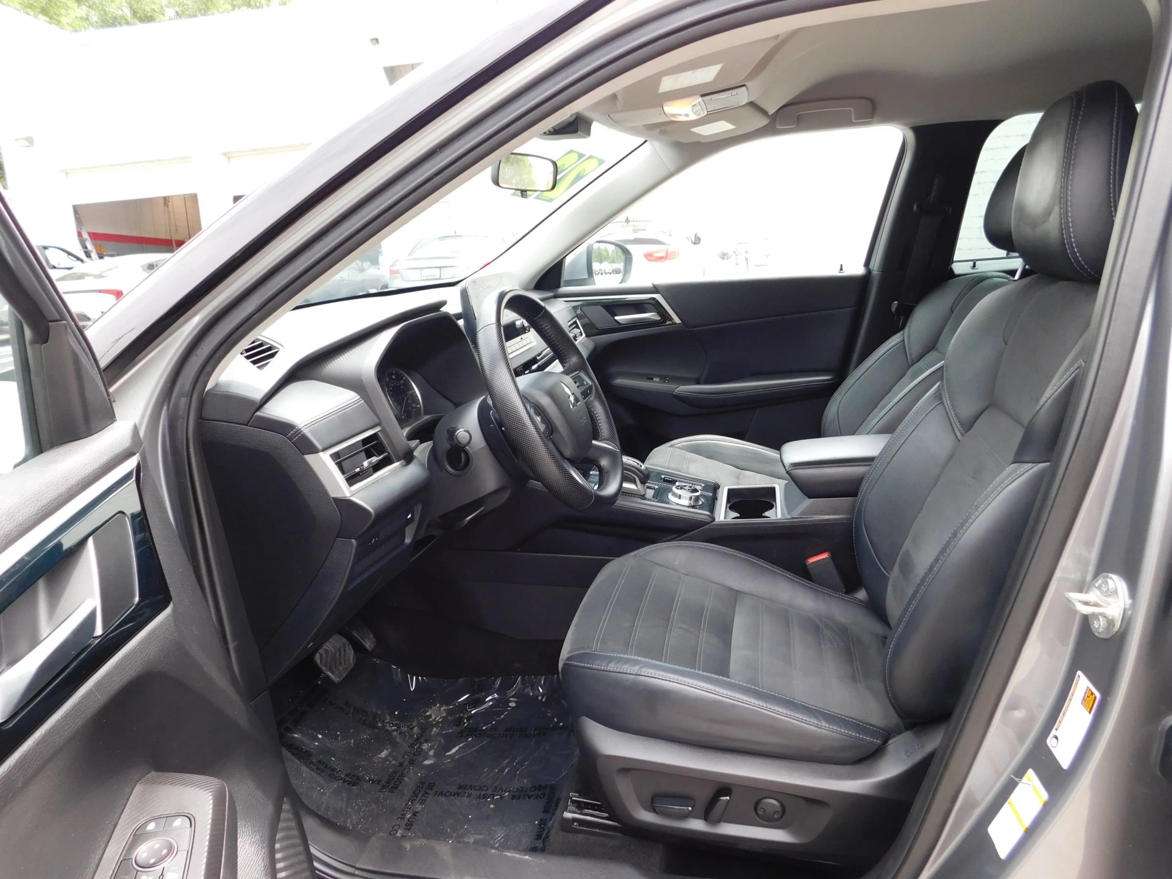 Used 2023 Mitsubishi Outlander SE FWD image 16