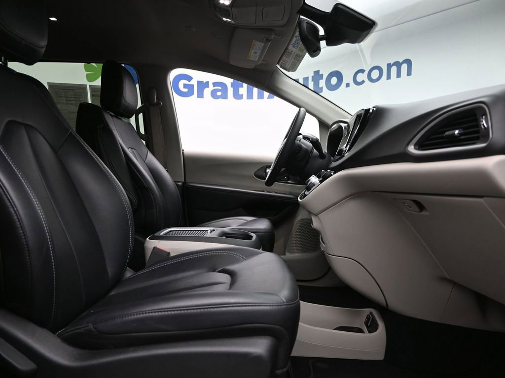 Used 2024 Chrysler Pacifica Touring-L image 7