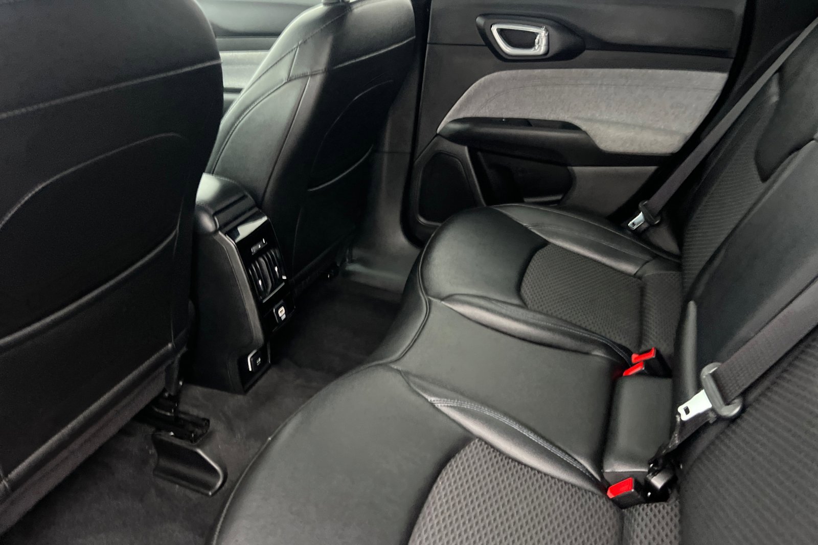 Used 2024 Jeep Compass Latitude image 13