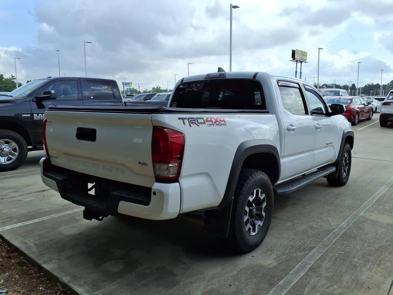Used 2017 Toyota Tacoma TRD Off-Road w/ Premium & Technology Package image 6