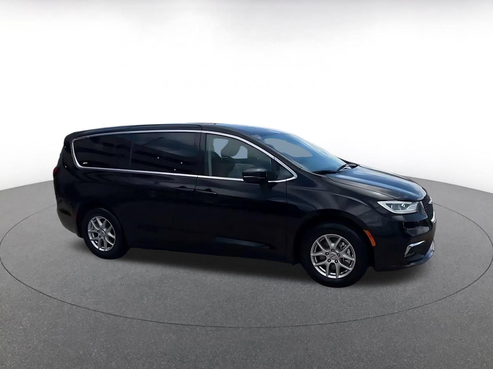 Used 2024 Chrysler Pacifica Touring-L FWD image 2