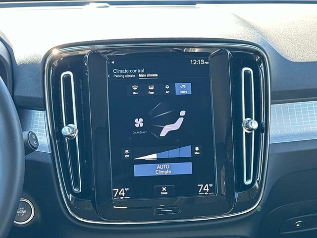 Used 2021 Volvo XC40 T4 Momentum w/ Premium Package image 4