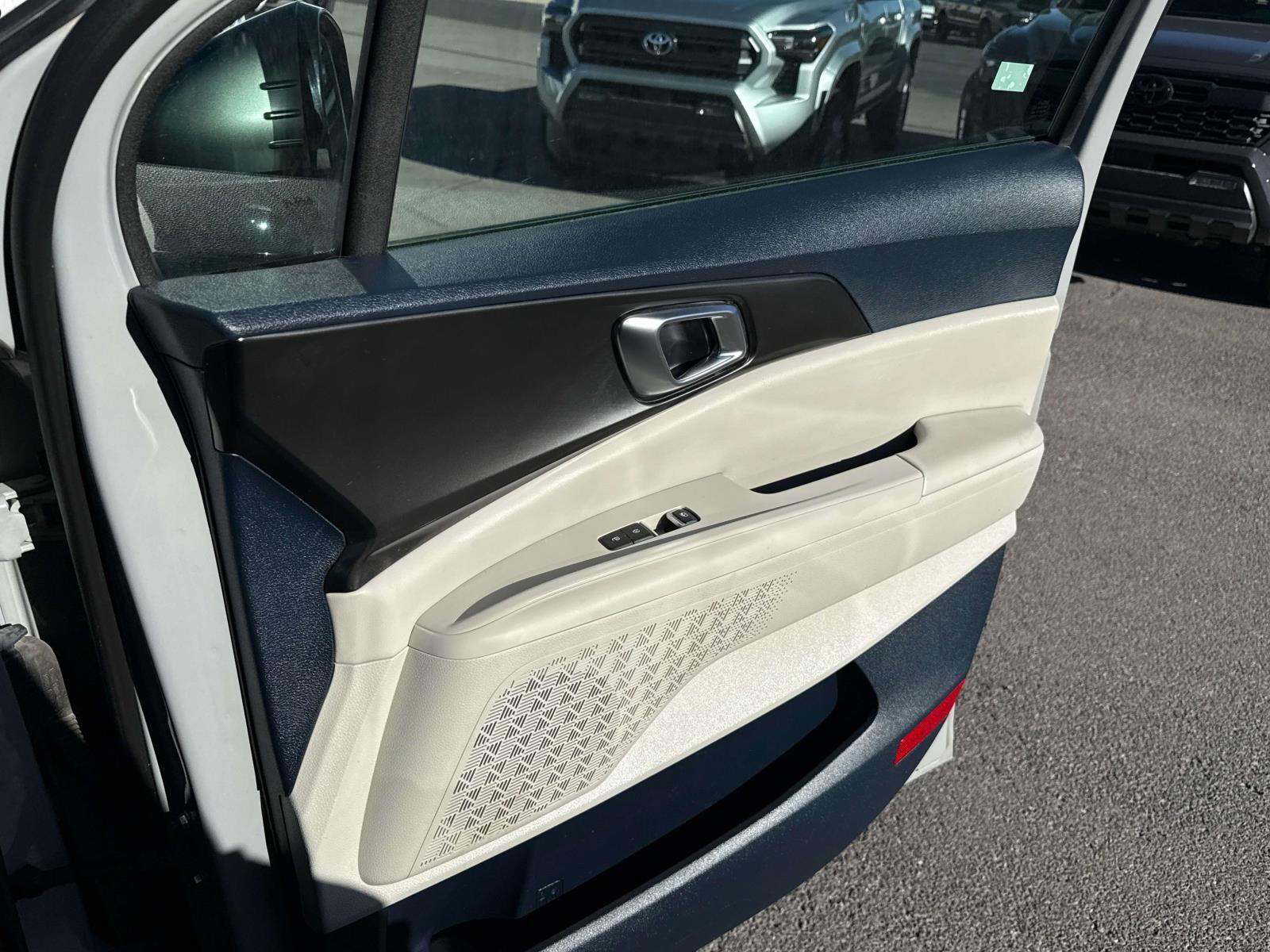 Used 2025 Kia Carnival SX w/ SX Dark Edition Package FWD image 20