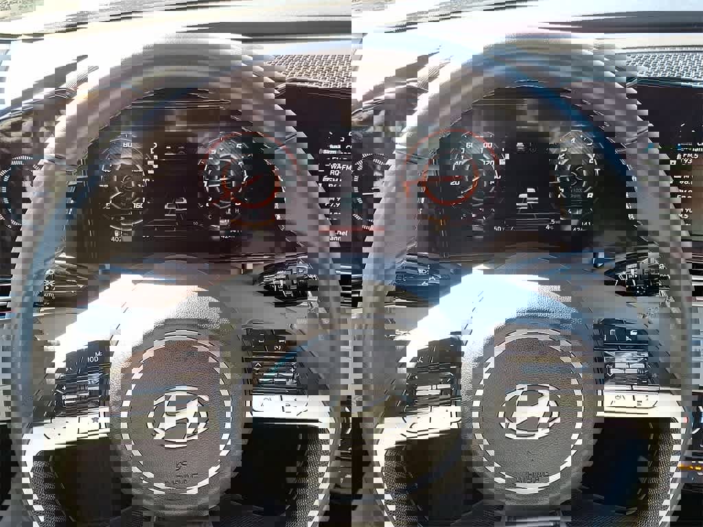 Used 2025 Hyundai Elantra Limited image 18