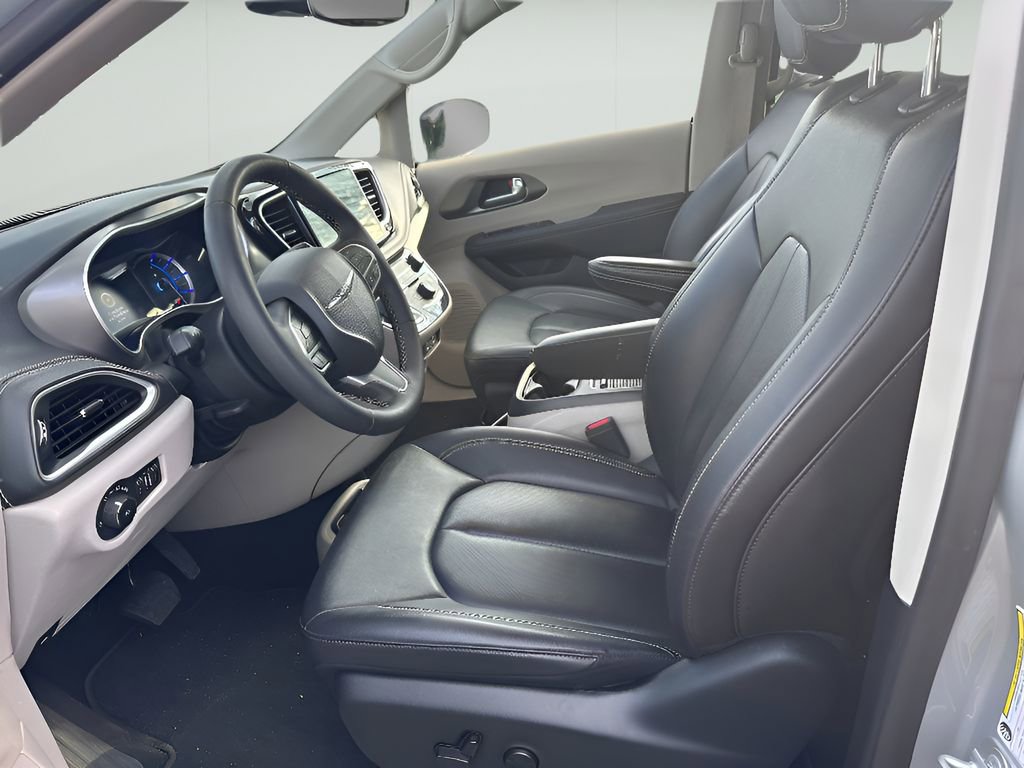 Used 2024 Chrysler Pacifica Select image 28