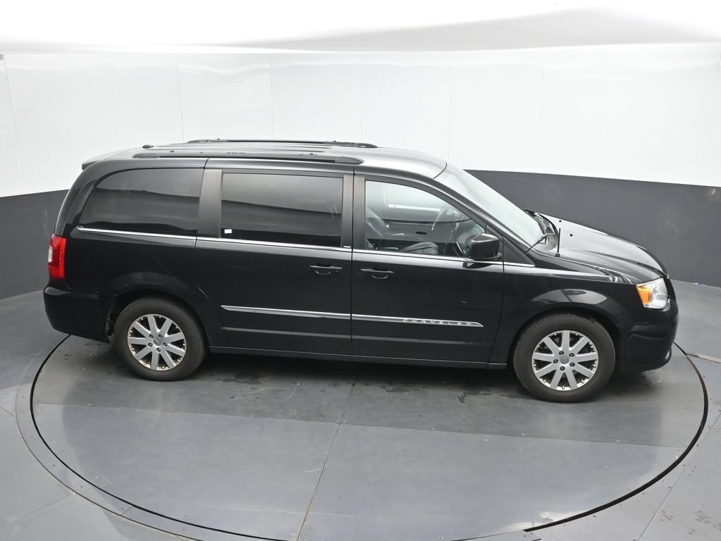 Used 2014 Chrysler Town & Country Touring FWD image 31