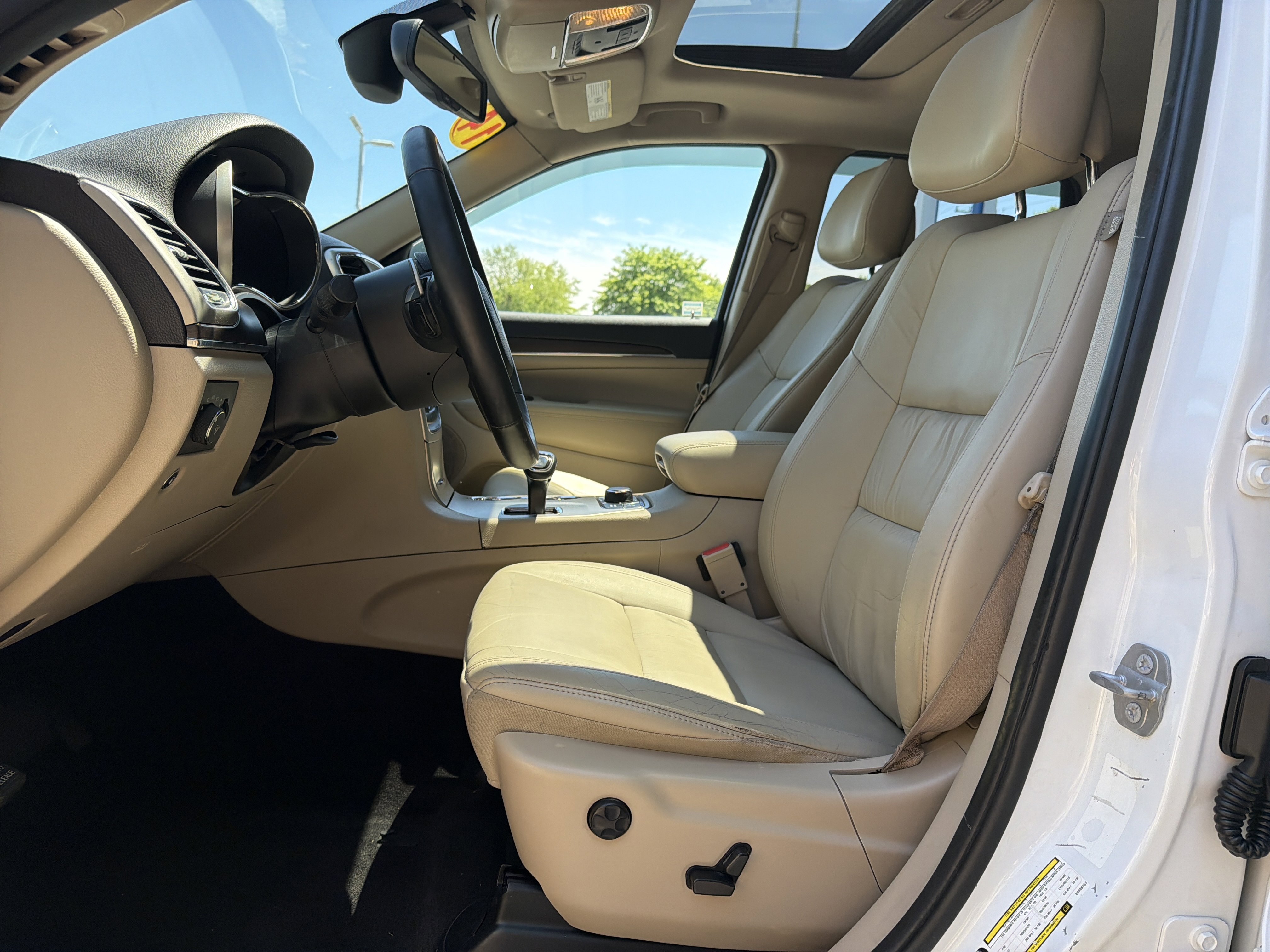 Used 2014 Jeep Grand Cherokee Limited AWD/4WD image 16