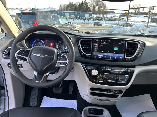 Certified 2024 Chrysler Pacifica Touring-L image 11