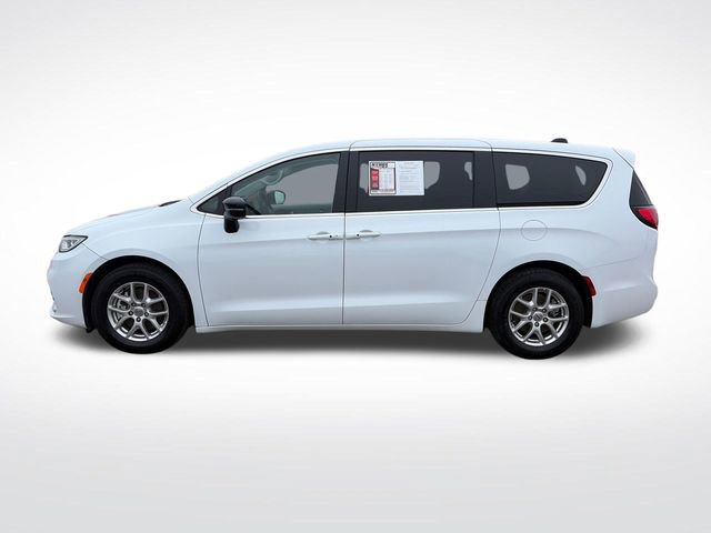 Used 2024 Chrysler Pacifica Touring-L FWD image 4