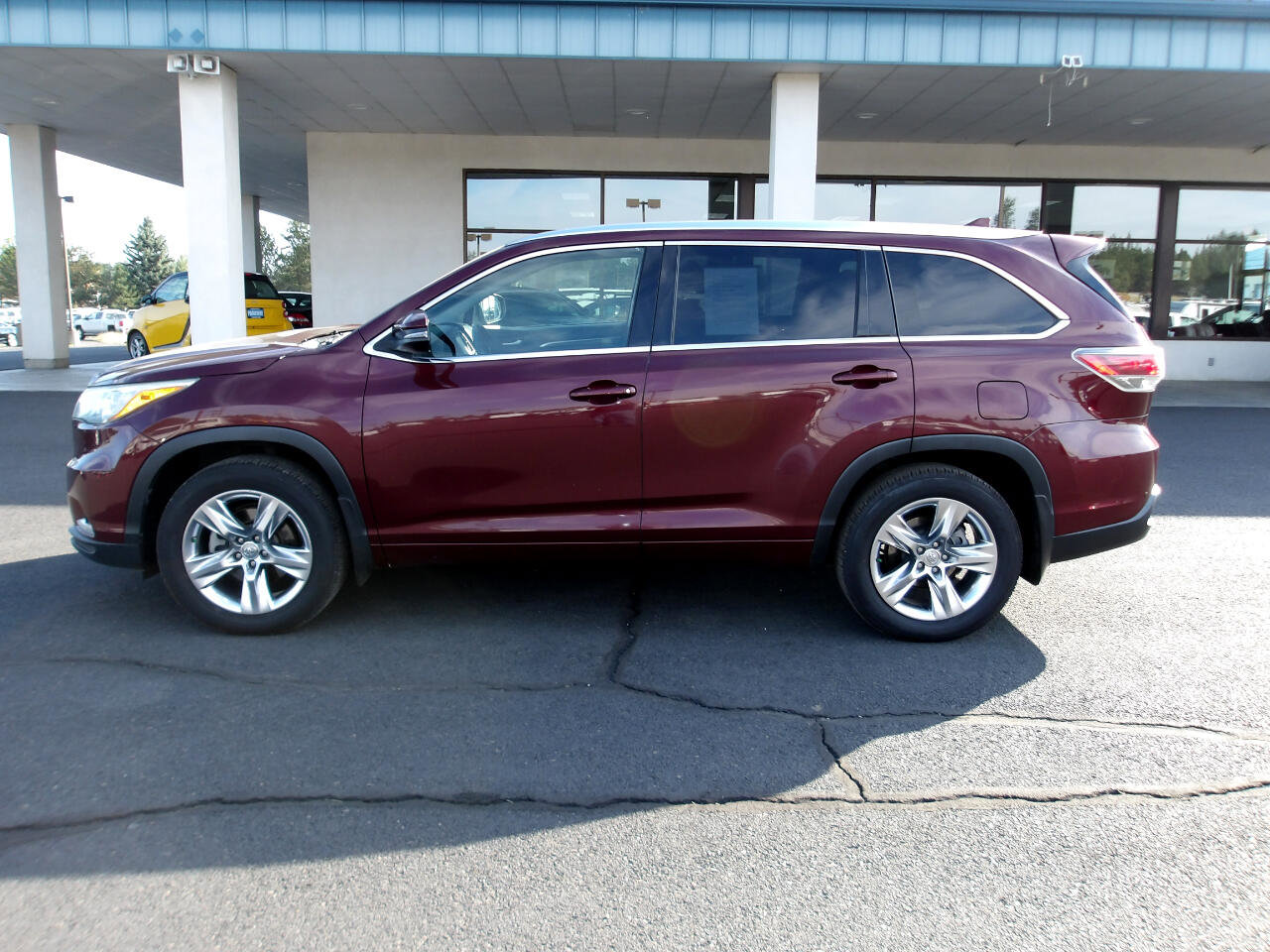 Used 2015 Toyota Highlander Limited w/ Driver Technology Package AWD/4WD image 2