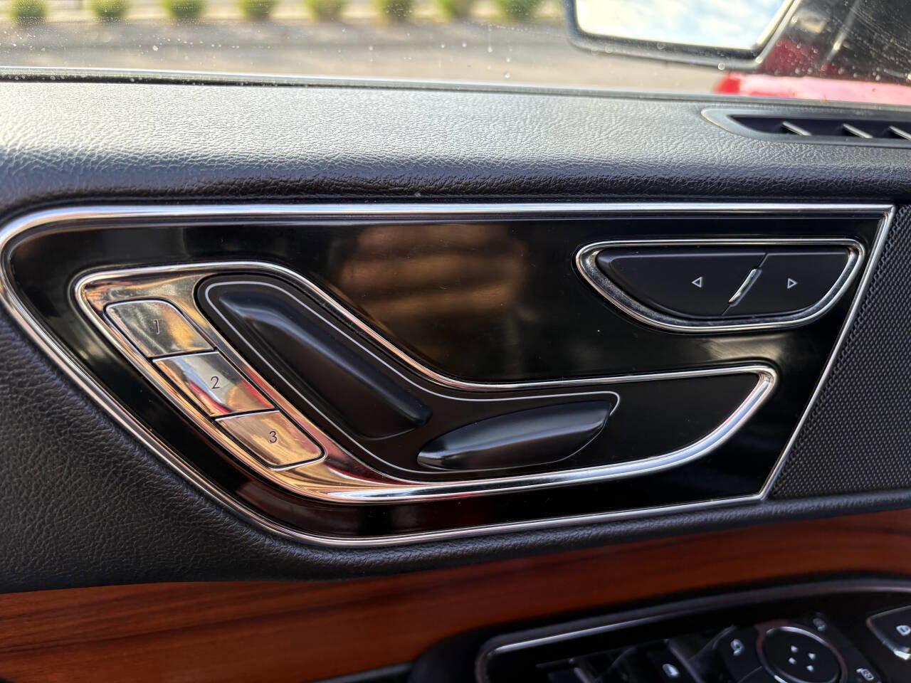 Used 2018 Lincoln Navigator Premiere image 33