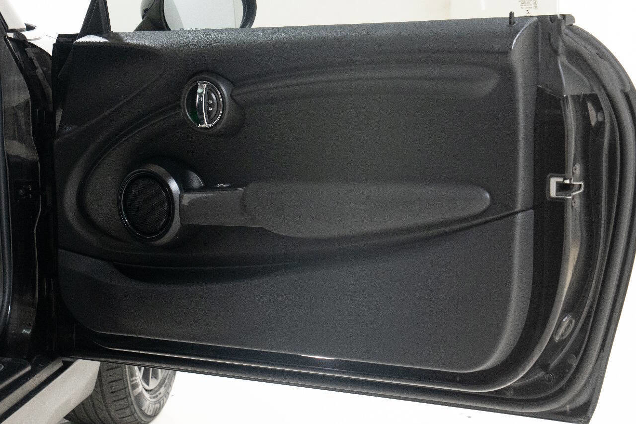 Used 2015 MINI Cooper 2-Door Hardtop image 16