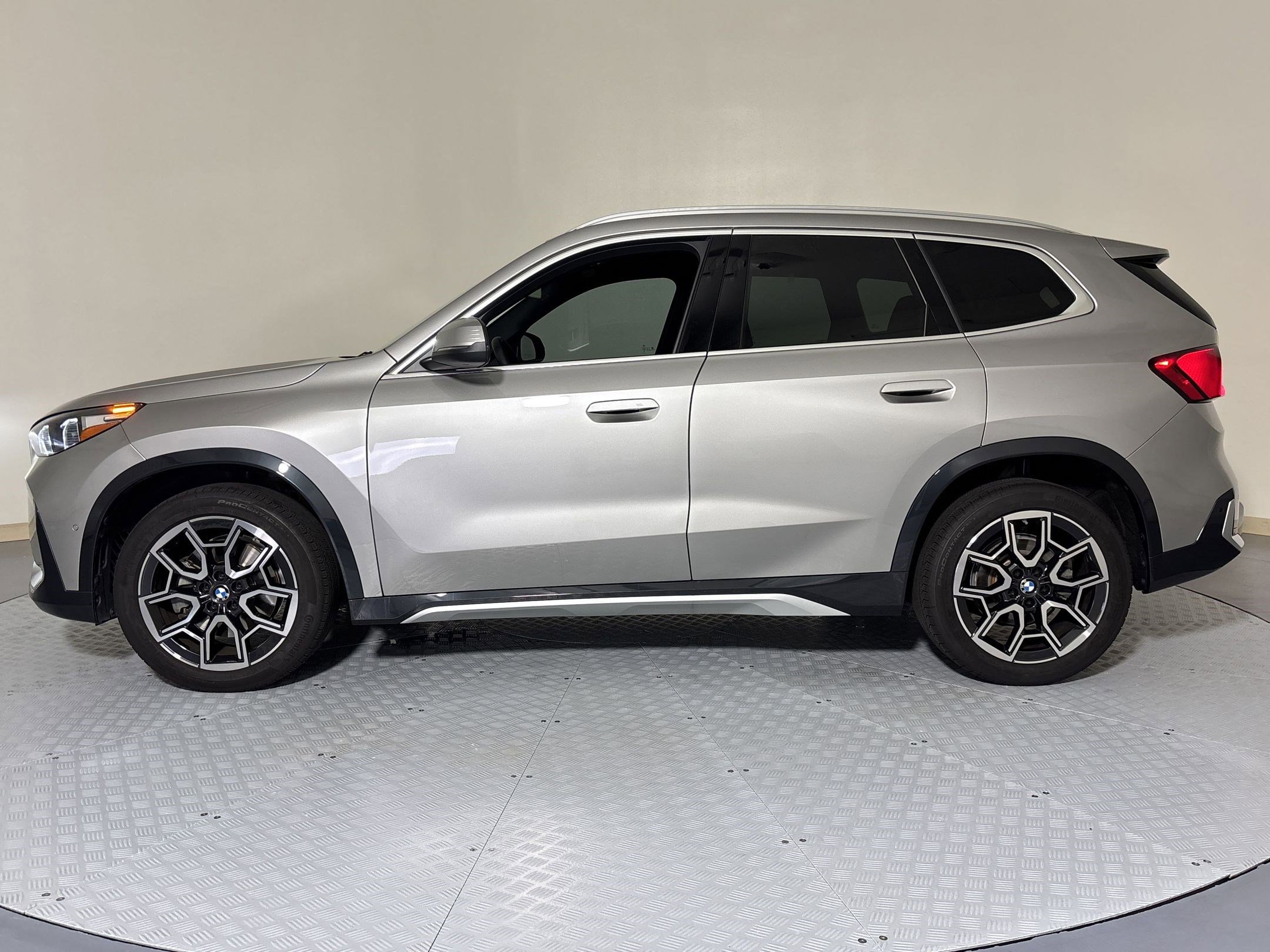 Used 2026 BMW X1 xDrive28i w/ Convenience Package AWD/4WD image 2