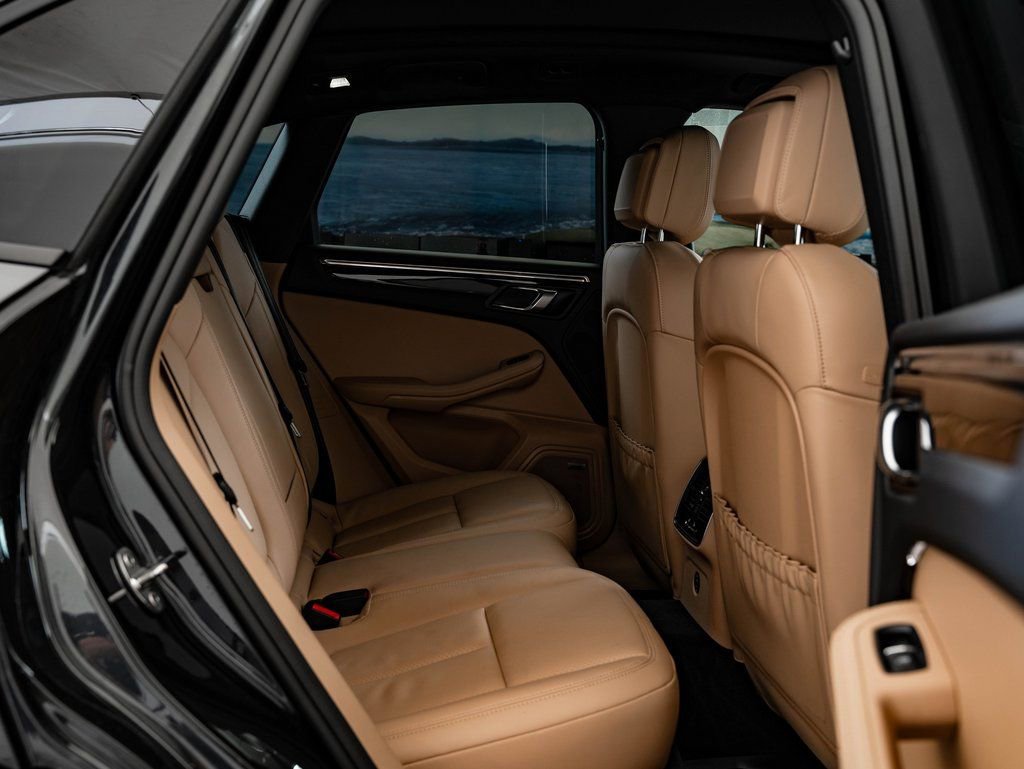 Certified 2025 Porsche Macan AWD/4WD image 43