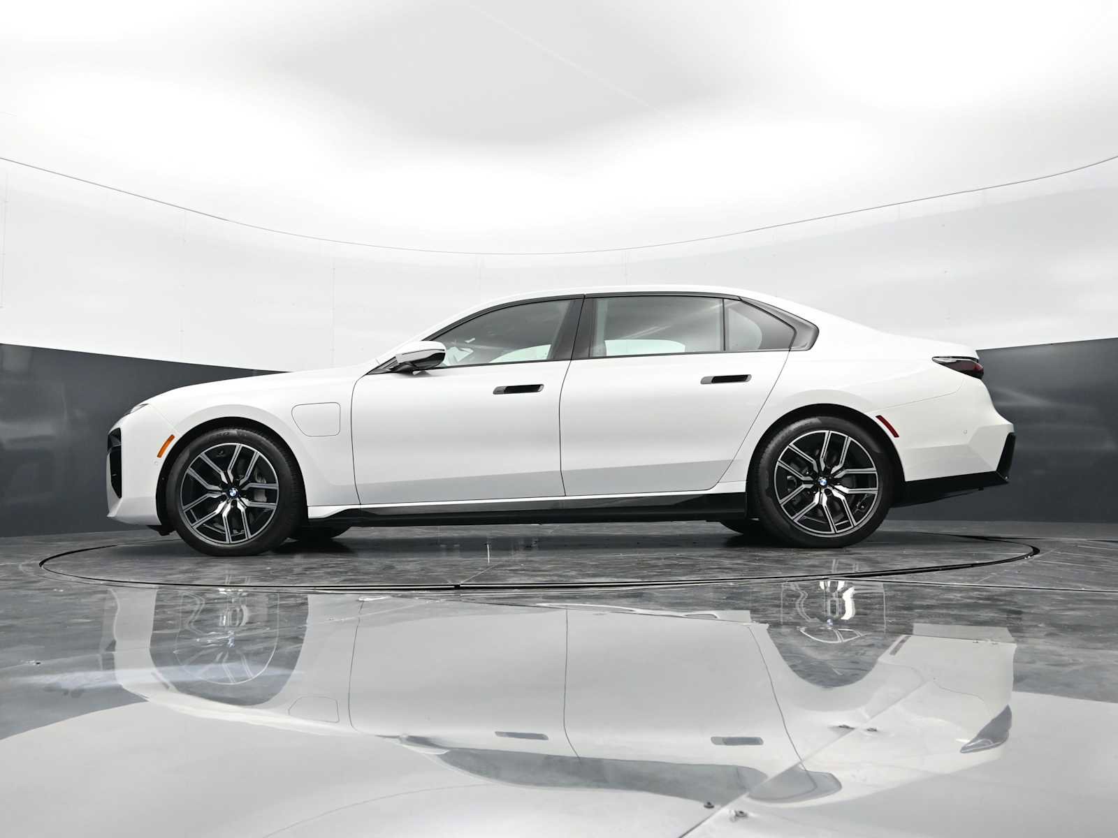 Used 2025 BMW 750e xDrive AWD/4WD image 32