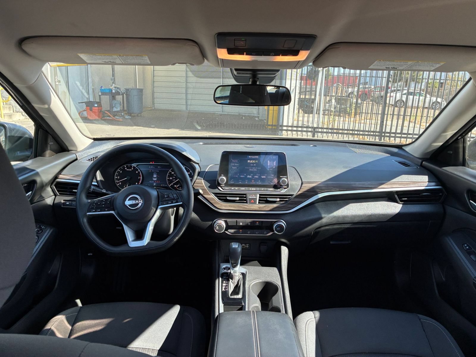 Used 2025 Nissan Altima 2.5 SV FWD image 32