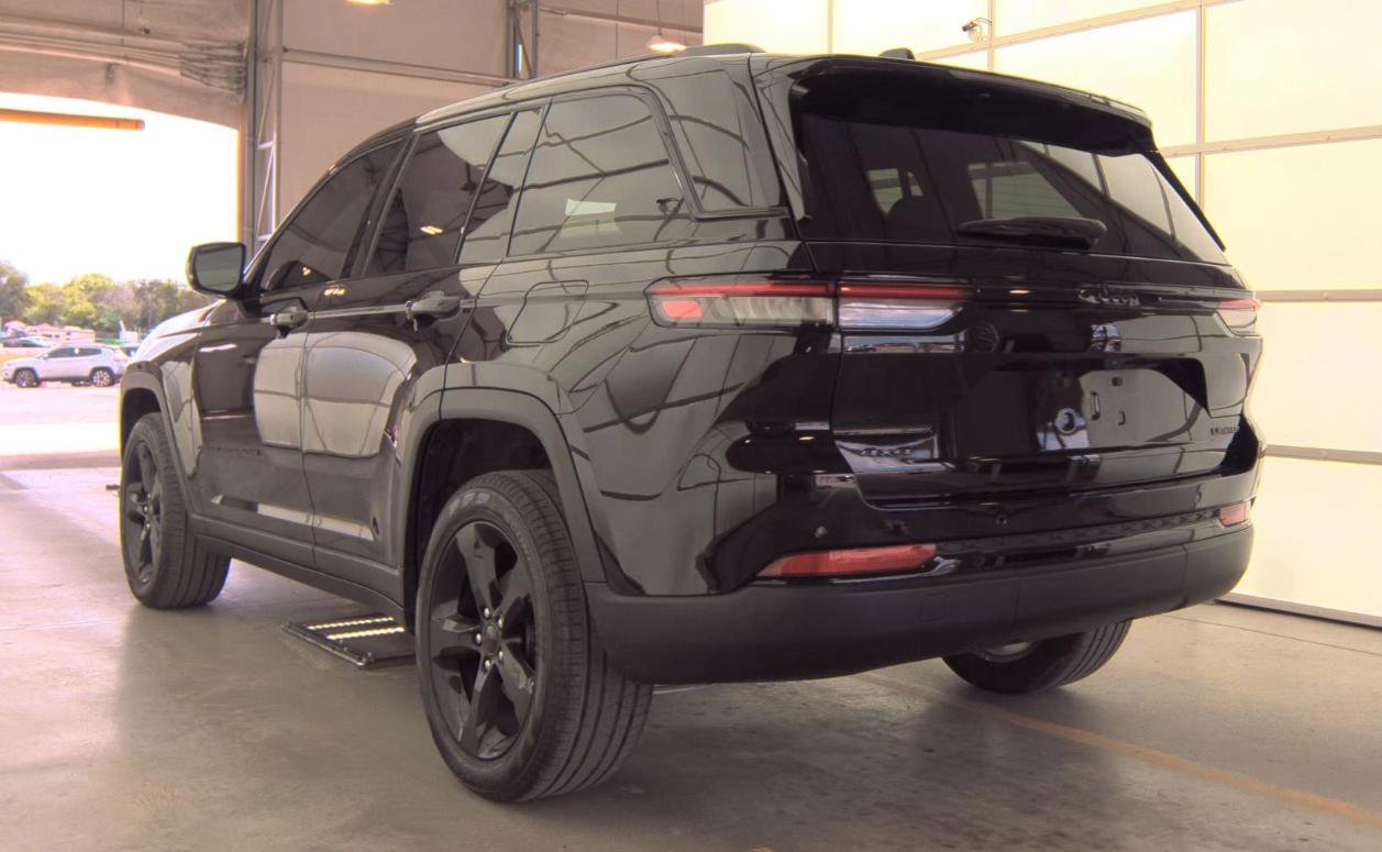 Used 2024 Jeep Grand Cherokee Limited w/ Black Appearance Package image 4