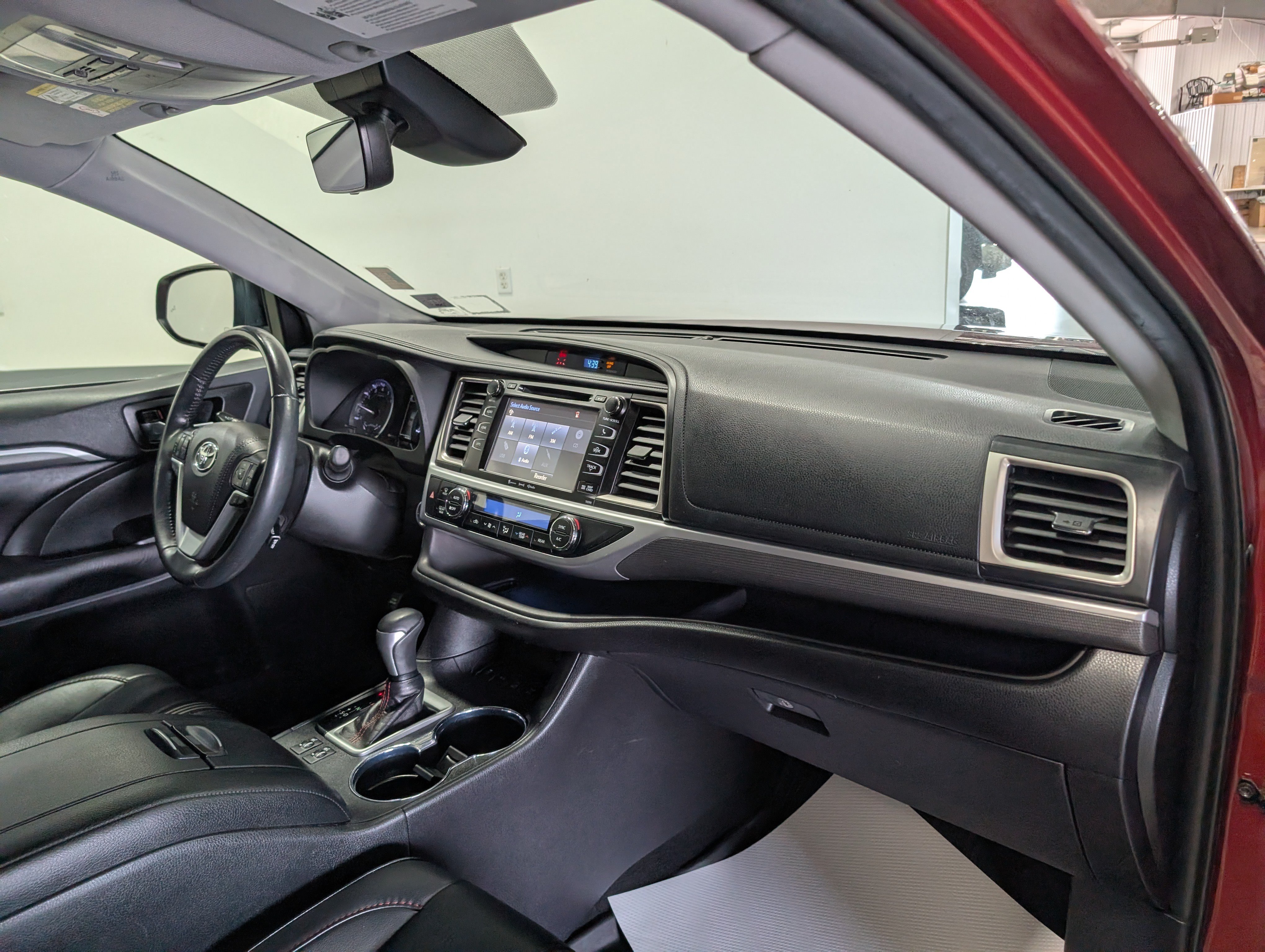 Used 2019 Toyota Highlander SE AWD/4WD image 18