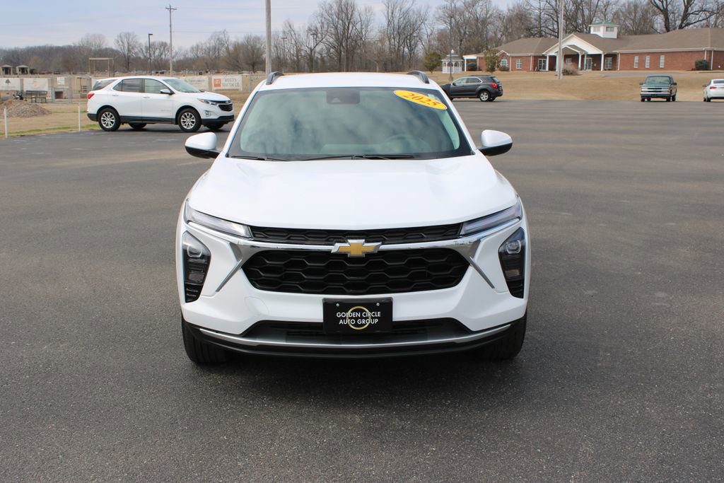 Used 2025 Chevrolet Trax LT w/ LT Convenience Package image 3