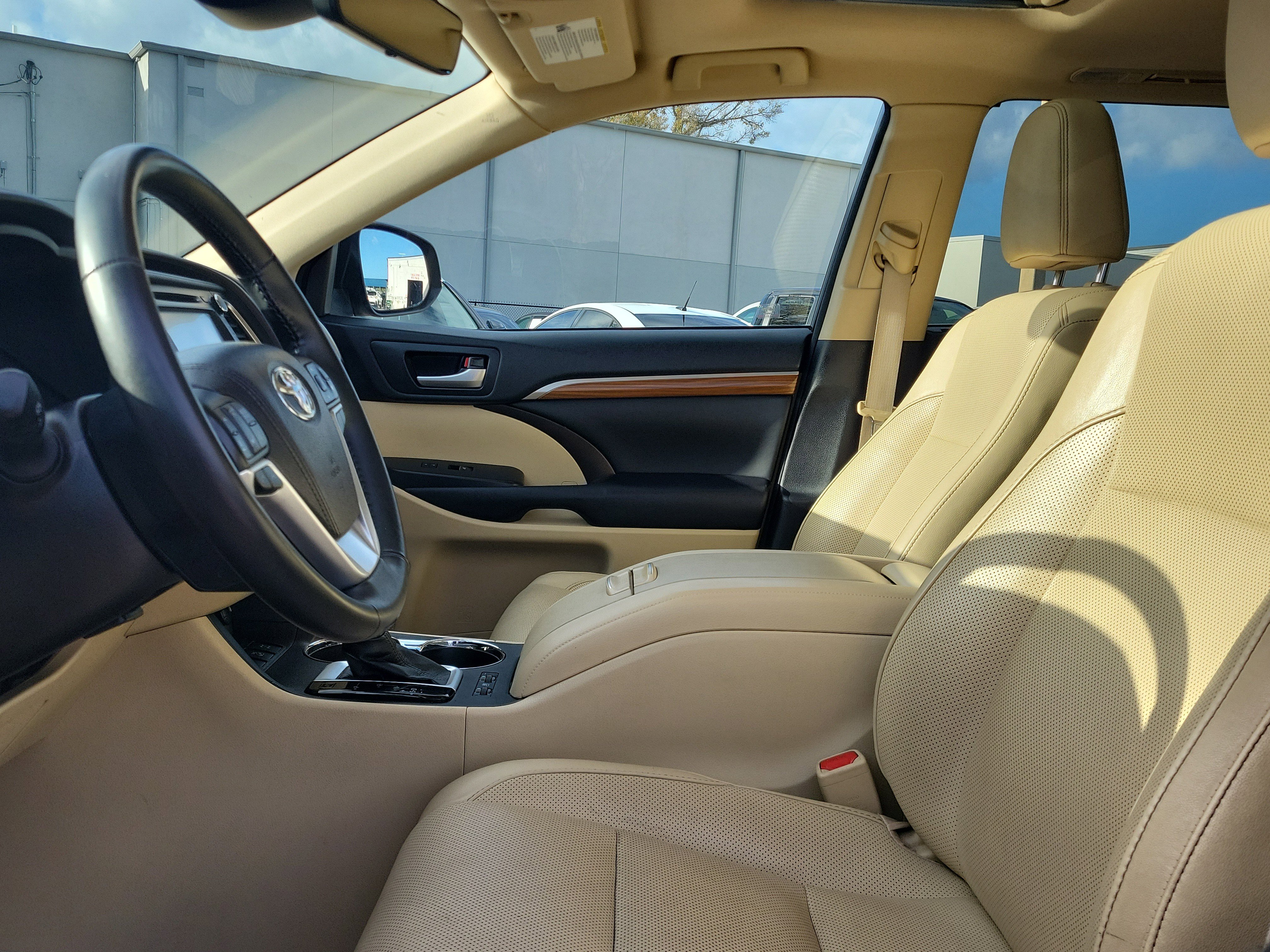 Used 2017 Toyota Highlander Limited w/ Carpet Mat Package image 22