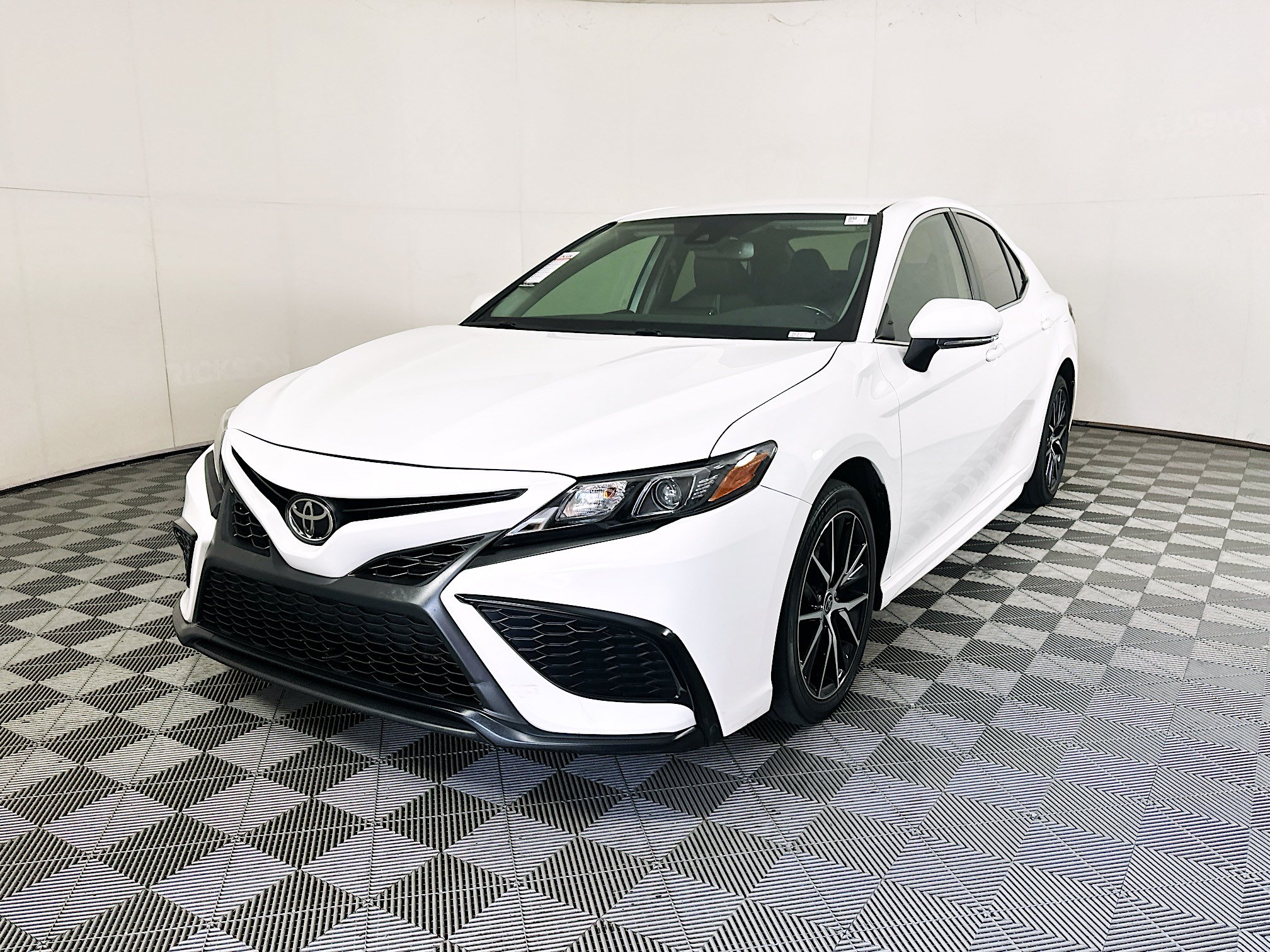 Used 2022 Toyota Camry SE w/ Convenience Package FWD image 7
