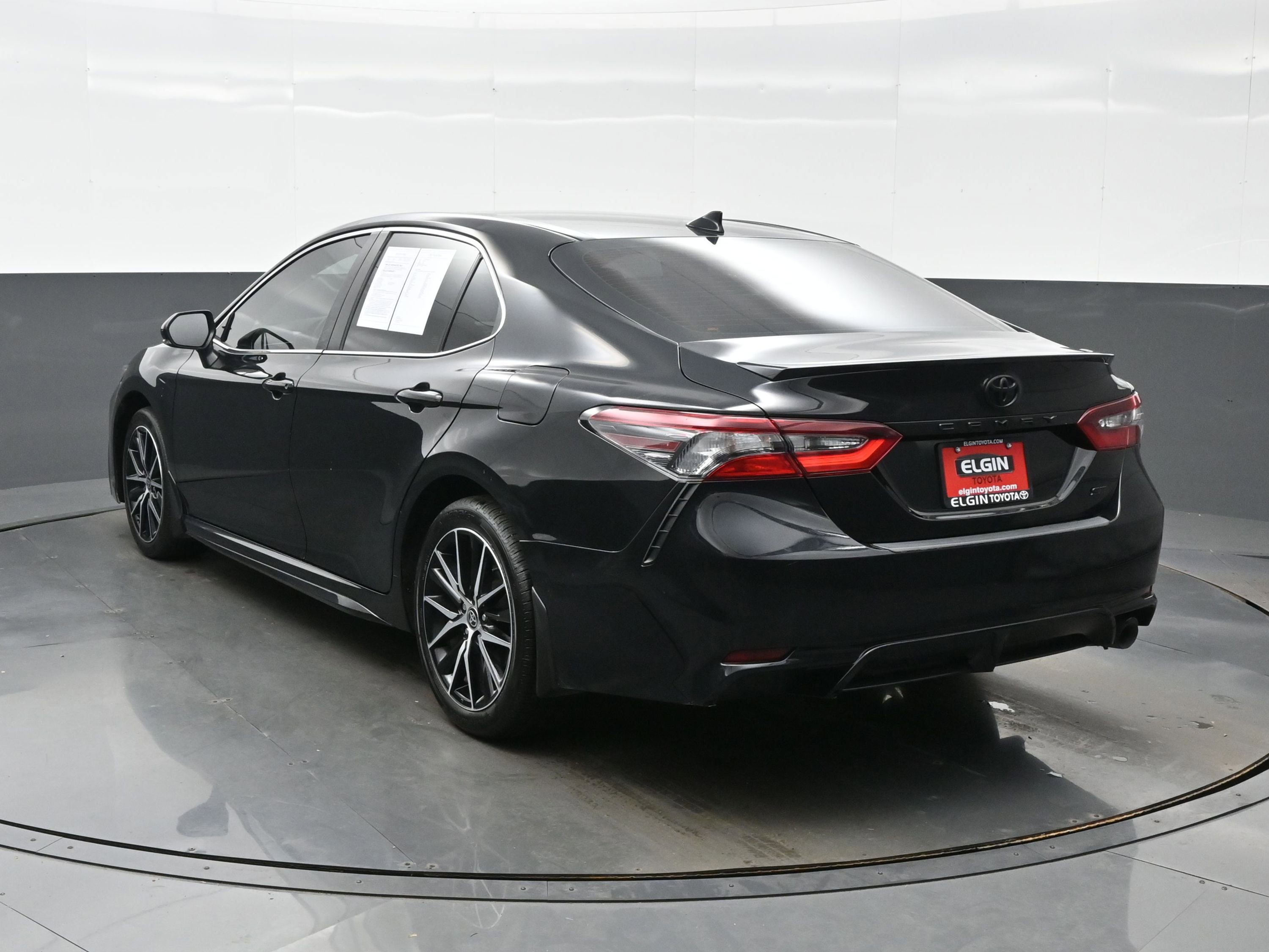 Used 2024 Toyota Camry SE FWD image 4