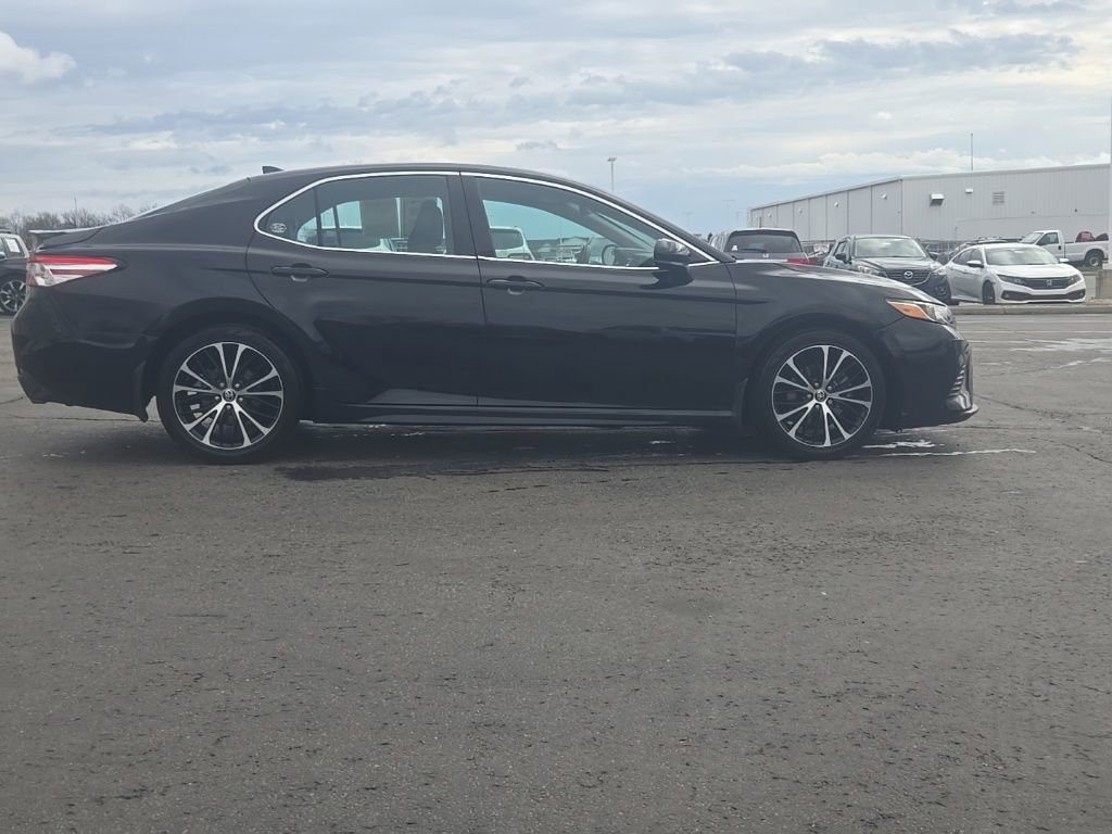 Used 2020 Toyota Camry SE image 4