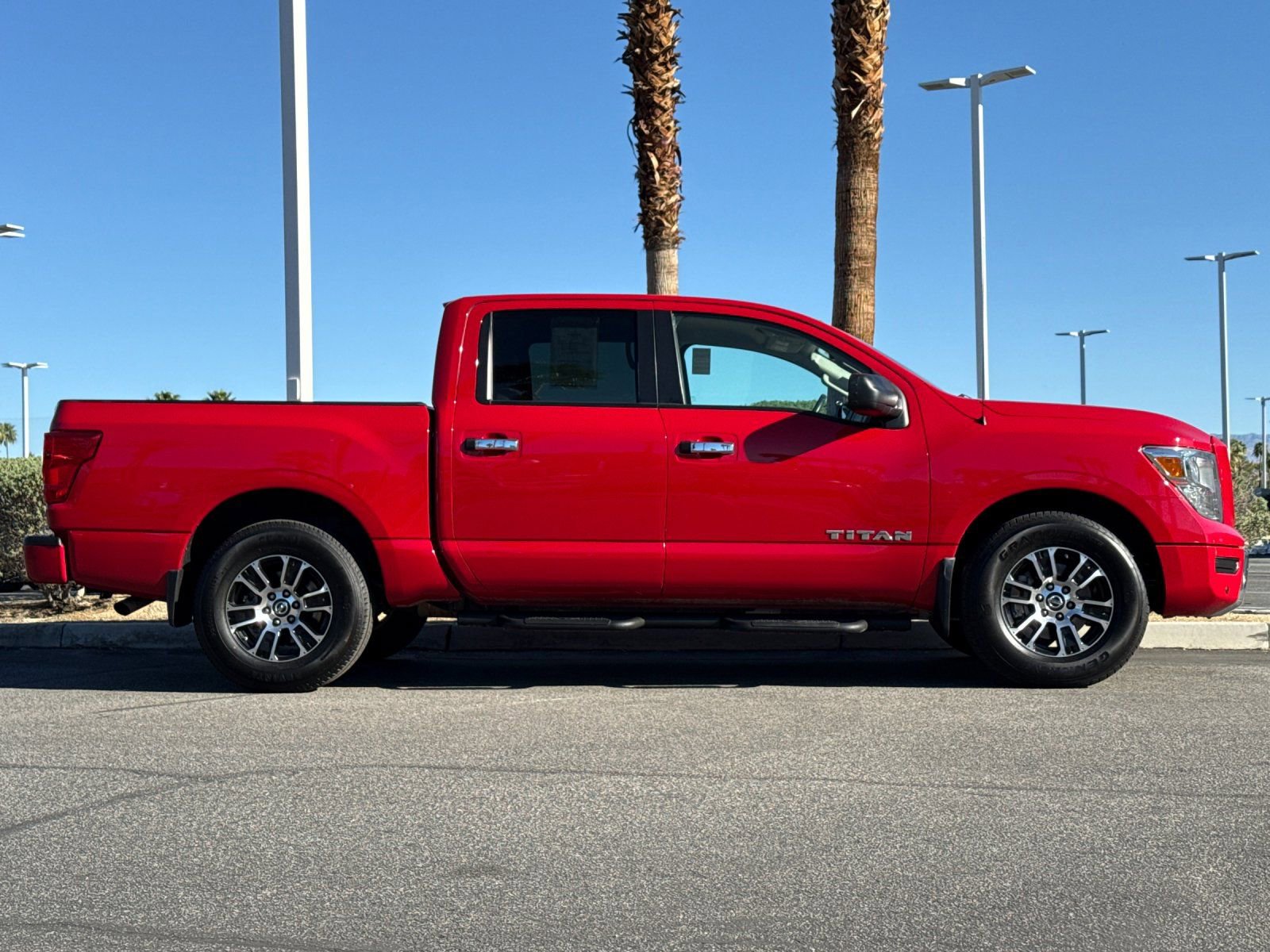 Used 2021 Nissan Titan SV w/ SV Convenience Package image 2