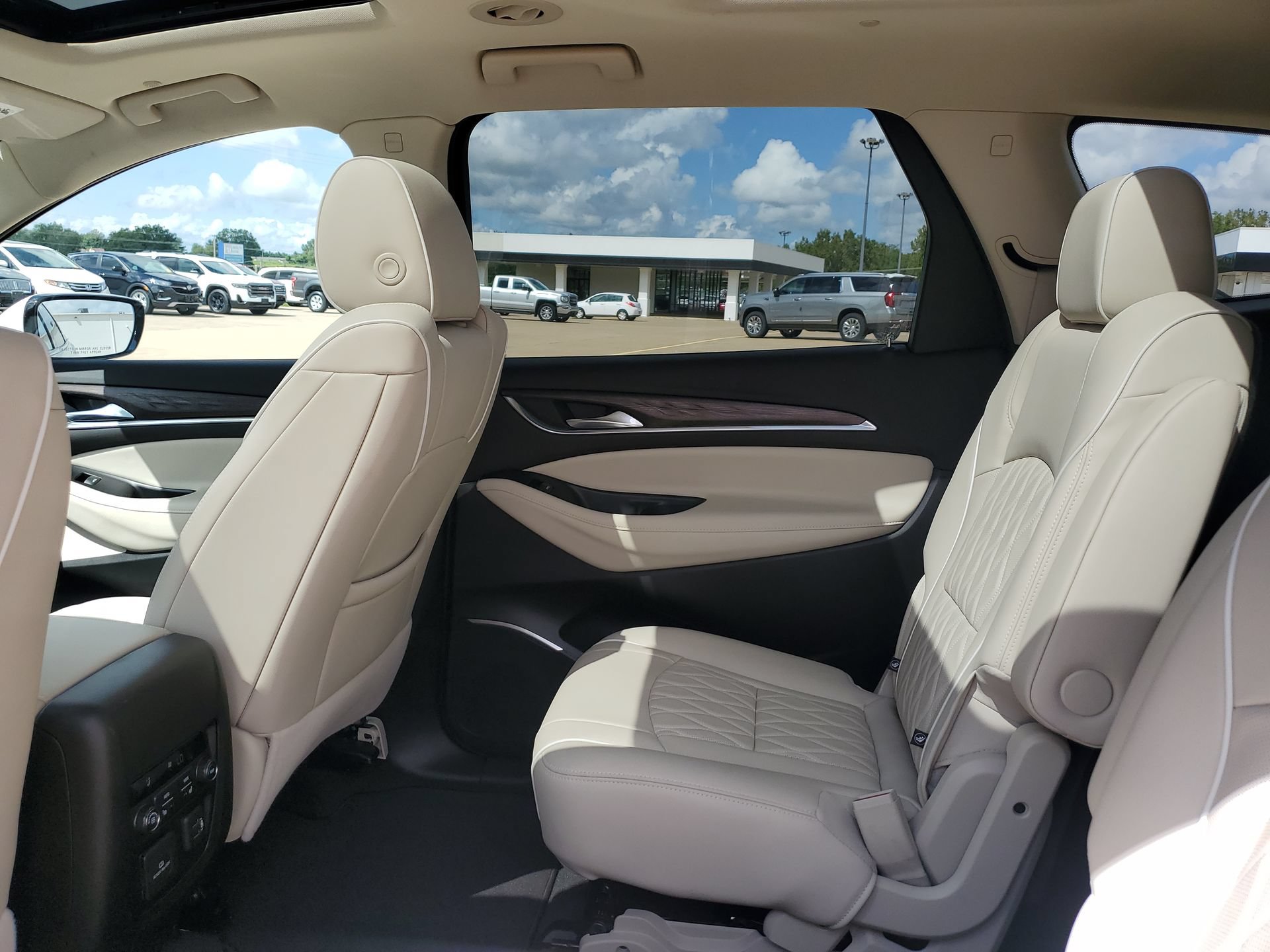 Used 2022 Buick Enclave Avenir AWD/4WD image 32